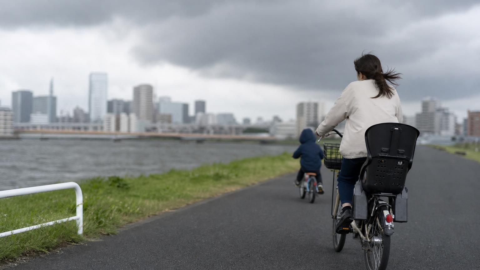 台風・強風の日の自転車｜乗ってもいい？危険な目安