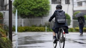 梅雨の自転車通学|濡れない対策とレイングッズ7選